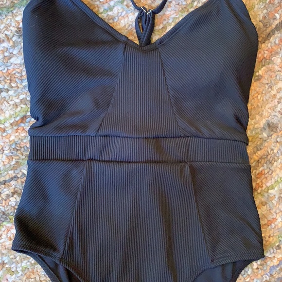 High cut One Piece black swimsuit - Picture 2 of 4